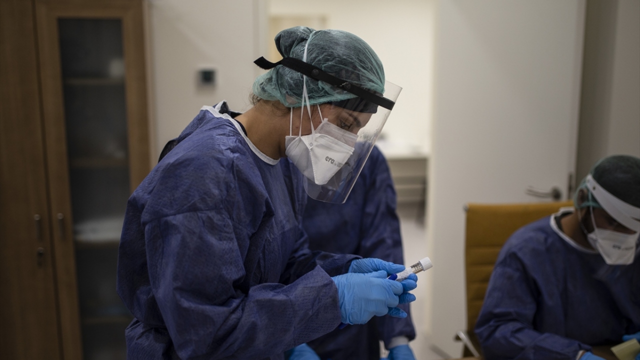 Covid-19 ile mücadele döneminde hastanenin farklı birçok alanında görev yapan personel, hastaların tamamını iyileştirip sevdiklerine kavuşturmak için fedakarca çalışmaya devam ediyor.