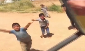 Türk askerinden Suriyeli çocuklara çikolata sürprizi