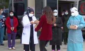 Sağlık çalışanlarına Anneler Günü sürprizi