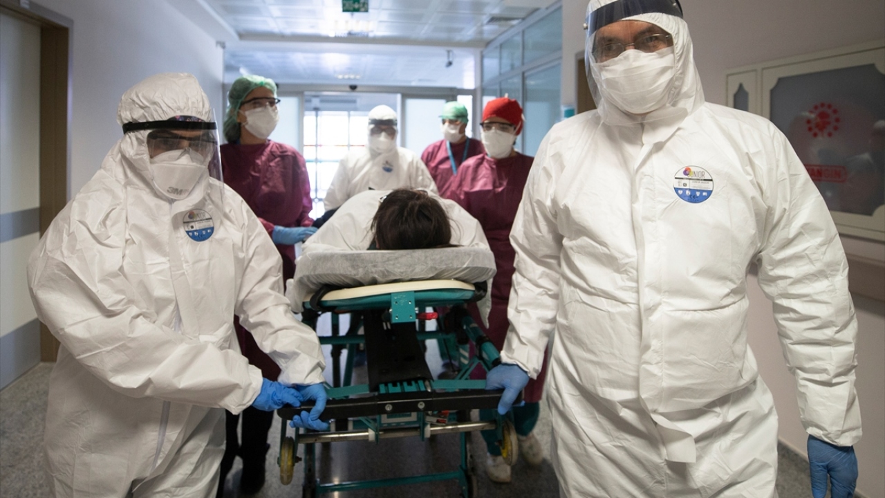 Hastaların hep yanlarında olmalarını istediği hemşireler, sabahın erken saatlerinde geldikleri hastanede ilk olarak koruyucu kıyafetlerini giyiyor. 