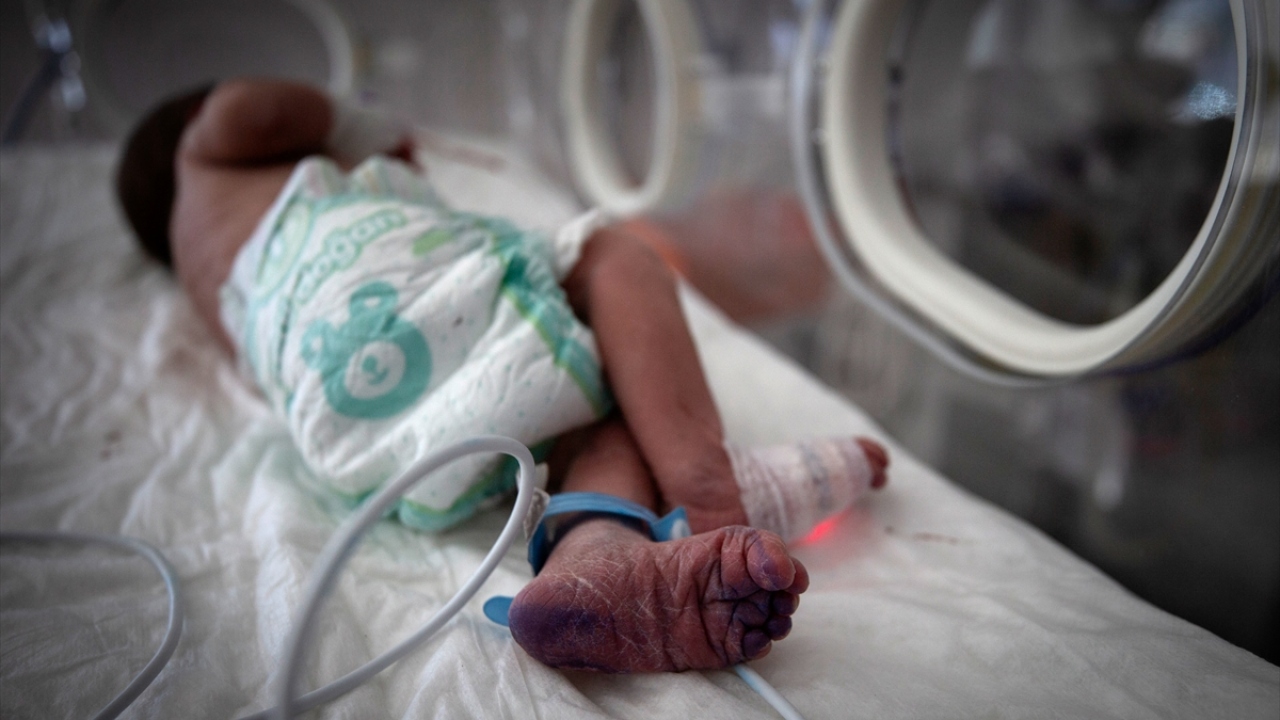 Kimi zaman yetişkini kimi zaman da bir bebeği sağlığına kavuşturmak için mesai harcayan hemşireler, enfekte olma riskine rağmen hastalar için büyük bir cesaret örneği sergiliyor.