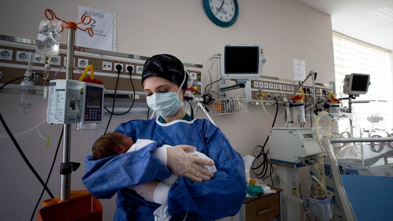 Görevleri esnasında enfekte olan bazı hemşirelere ise aynı hastanede yine meslektaşları moral veriyor. 