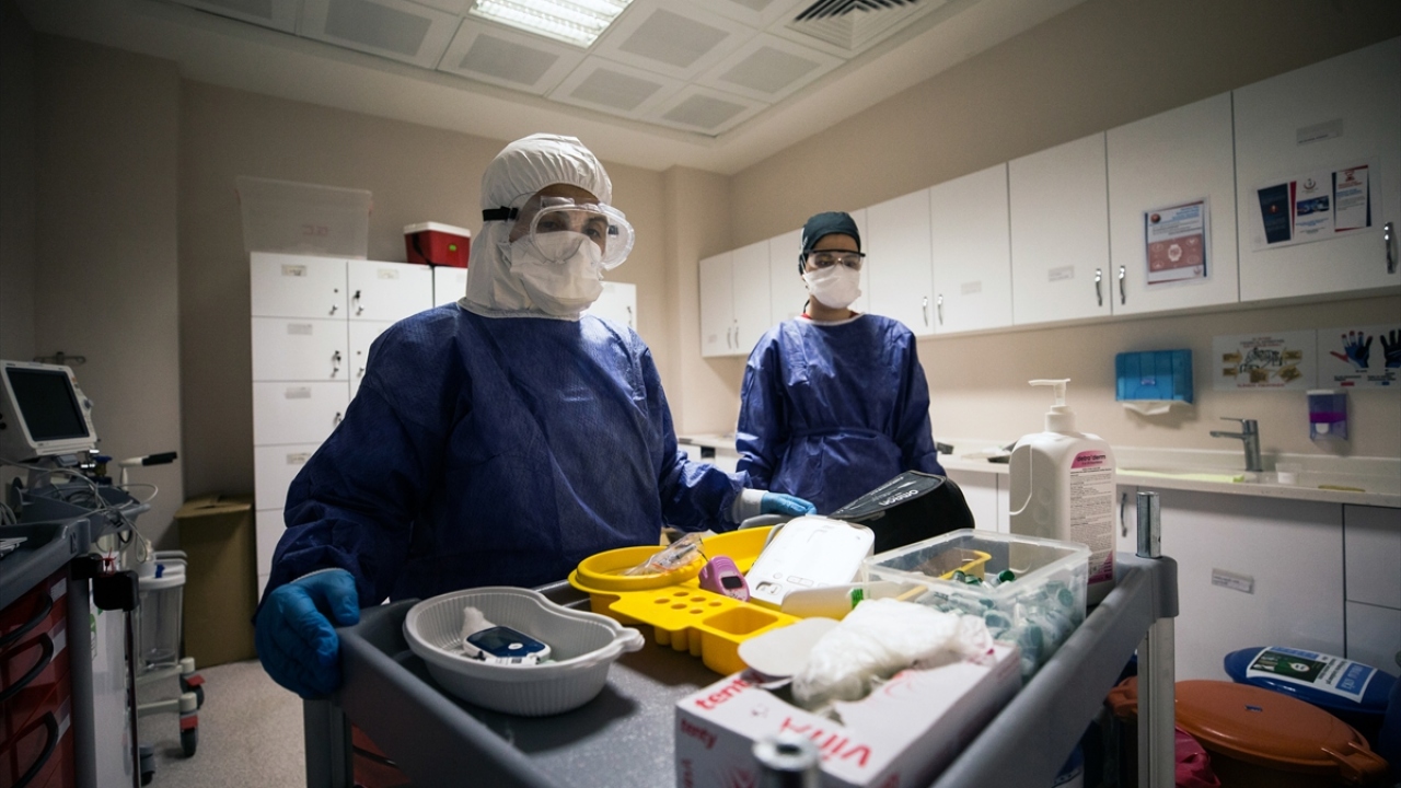 Hemşirelerin birçoğu virüsü yakınlarına bulaştırma korkusuyla öğrenci yurtlarında kalıyor. 