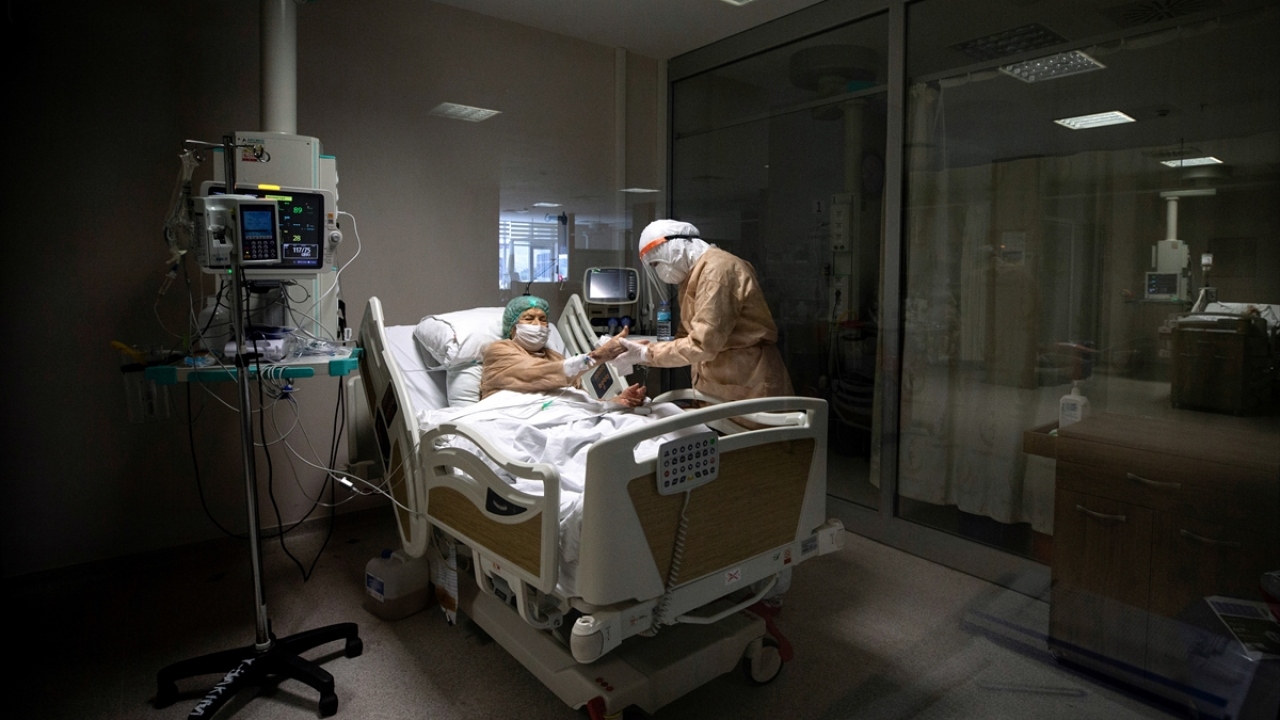 Hemşireler, Covid-19`lu hastaların tedavi gördüğü yoğun bakımlarda ise virüslerde deyim yerindeyse göğüs göğüse savaşıyor. 