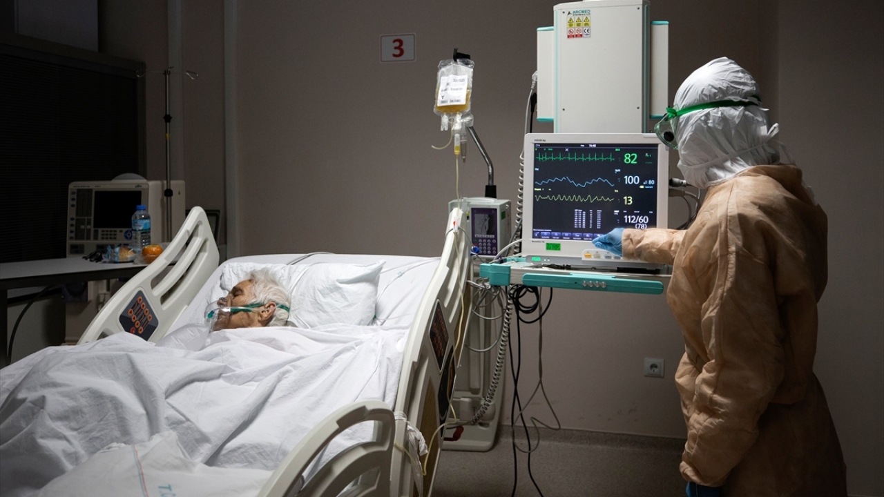 Yoğun bakım servisene girerken beyaz tulumlarının üzerine bir kat daha koruyucu kıyafet giyen hemşireler, gözlüklerini, eldivenlerini ve maskelerini taktıktan sonra tamamen hastalara odaklanıyor.