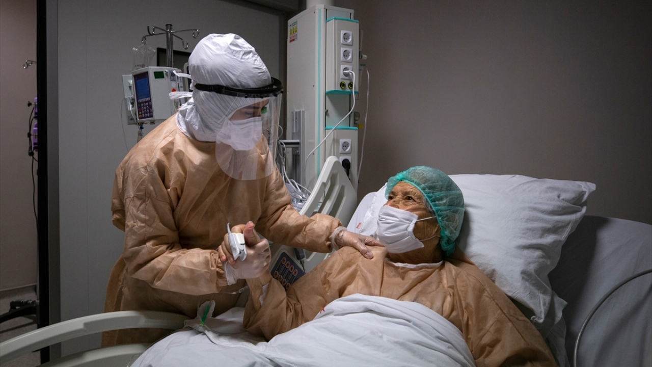 Başhekim Doç. Dr. Abdurrahman Hamdi İnan ise hemşirelerin, pandemi sürecinde doktorlarla omuz omuza mücadele ettiğini, onların özverili çalışmaları sayesinde Türkiye`nin salgını kısa sürede kontrol altına almayı başardığını söyledi. 