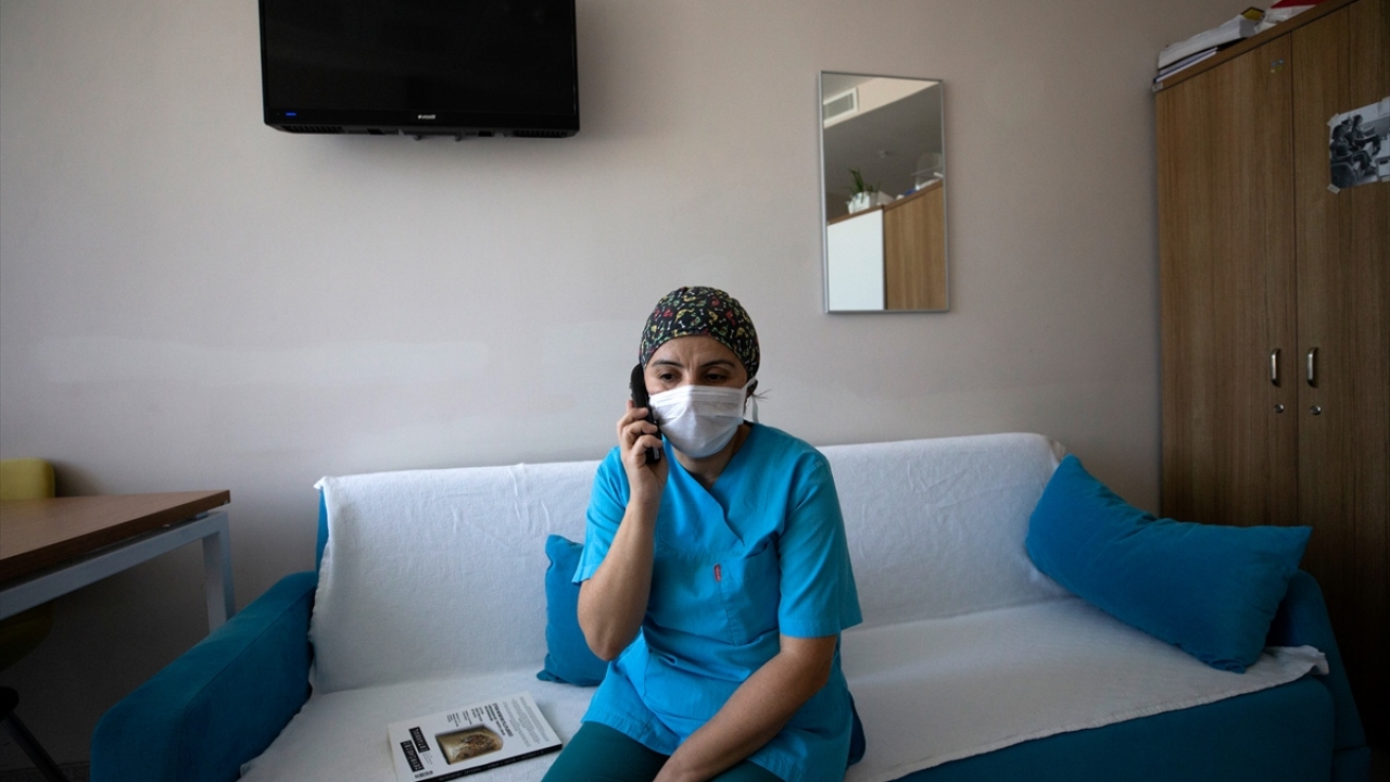 Salgın sürecinde yoğun çalışma koşullarında fırsat buldukça aileleriyle özellikle de çocuklarıyla telefonda konuşarak özlem gideren beyaz melekler, Covid-19 salgınının Türkiye`de sona ereceği günü büyük bir özlemle bekliyor.