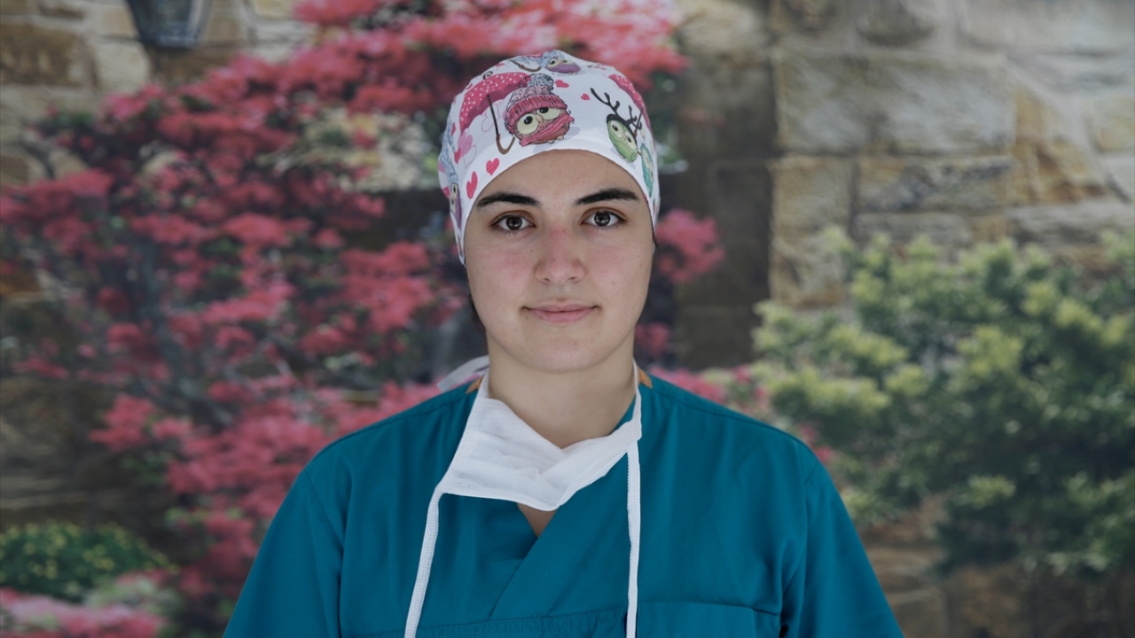 "Hemşire olduğum için komşular yemek getiriyor"