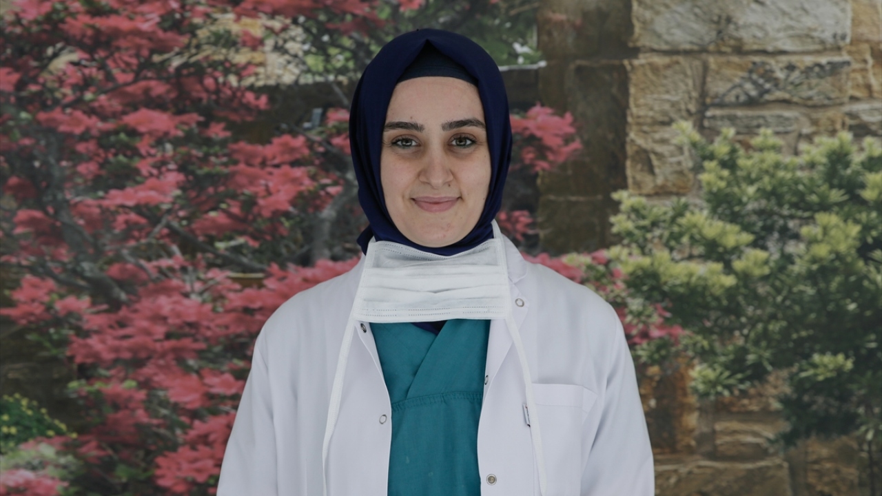 Kezban Deniz yoğun bakım hemşiresi olarak görev yapıyor.