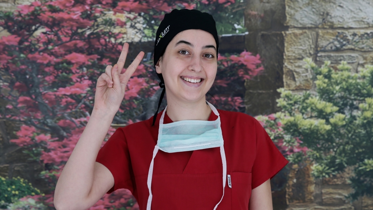 Tuba Özmen cerrahi servisi hemşiresi olarak görev yapıyor.