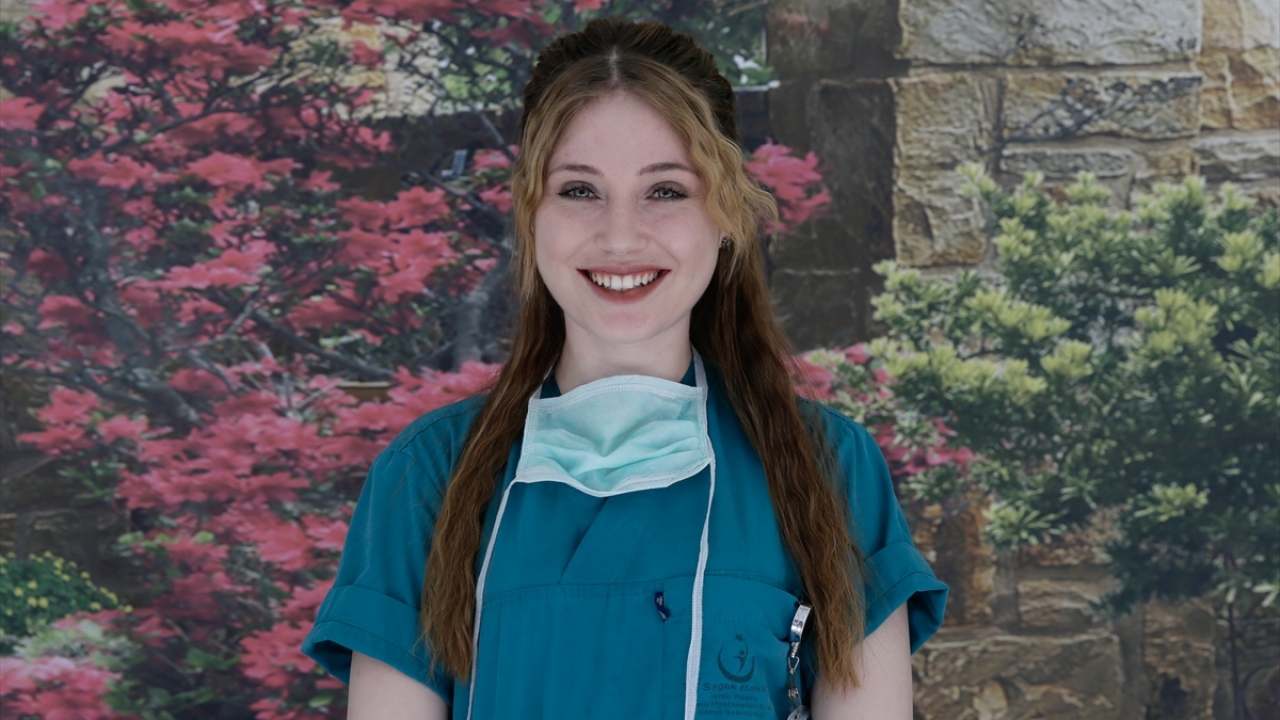 Canan Özgören yeni doğan hemşiresi olarak görev yapıyor.