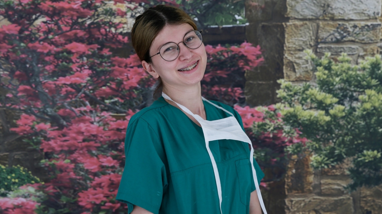 Hacer Pala acil servis hemşiresi olarak görev yapıyor.