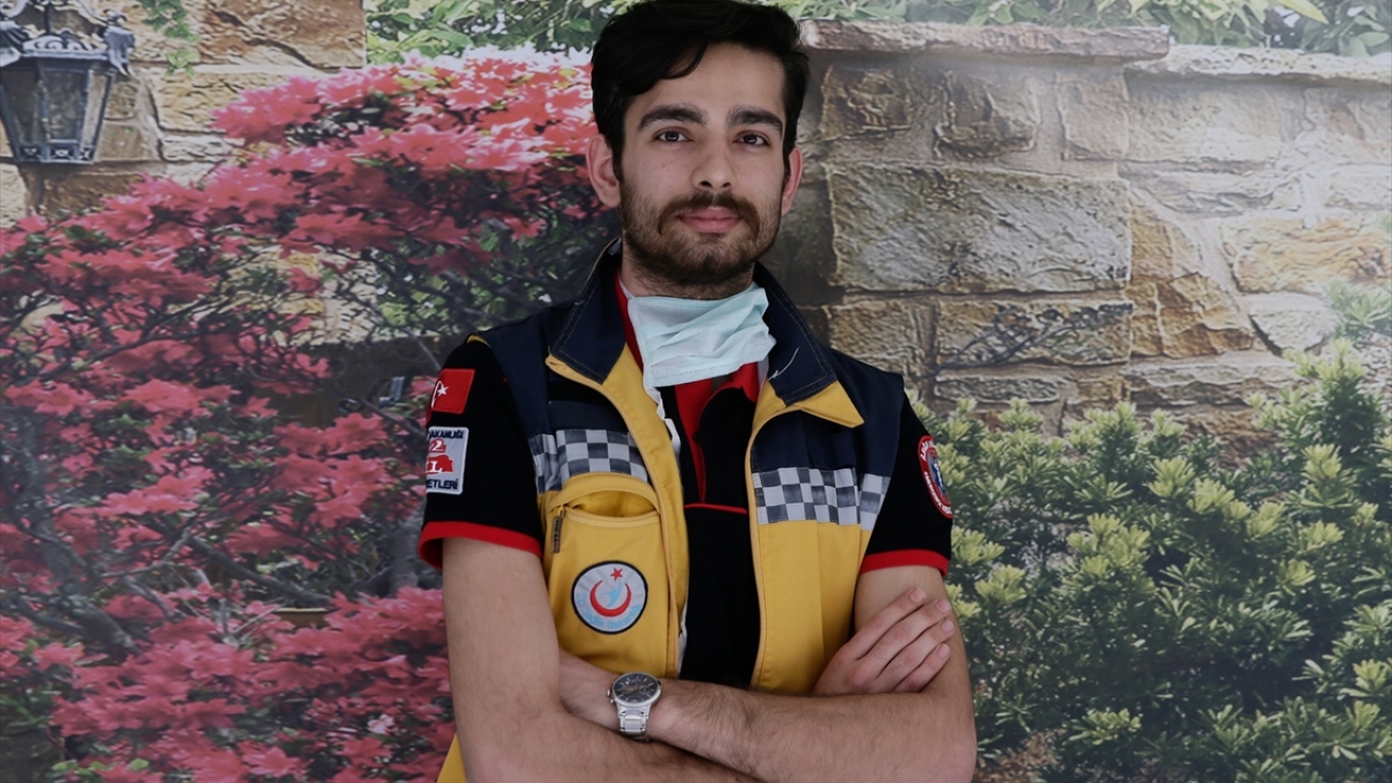 Burak Çetintaş acil servis hemşiresi olarak görev yapıyor.
