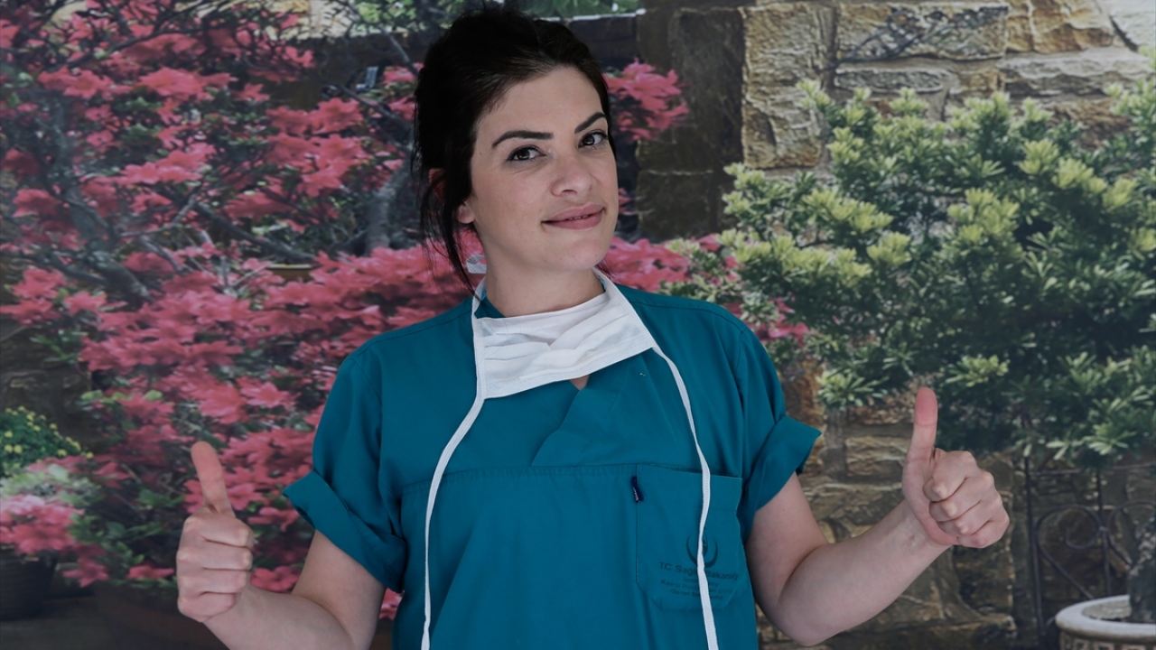 Zeynep Mehter acil servis hemşiresi olarak görev yapıyor.