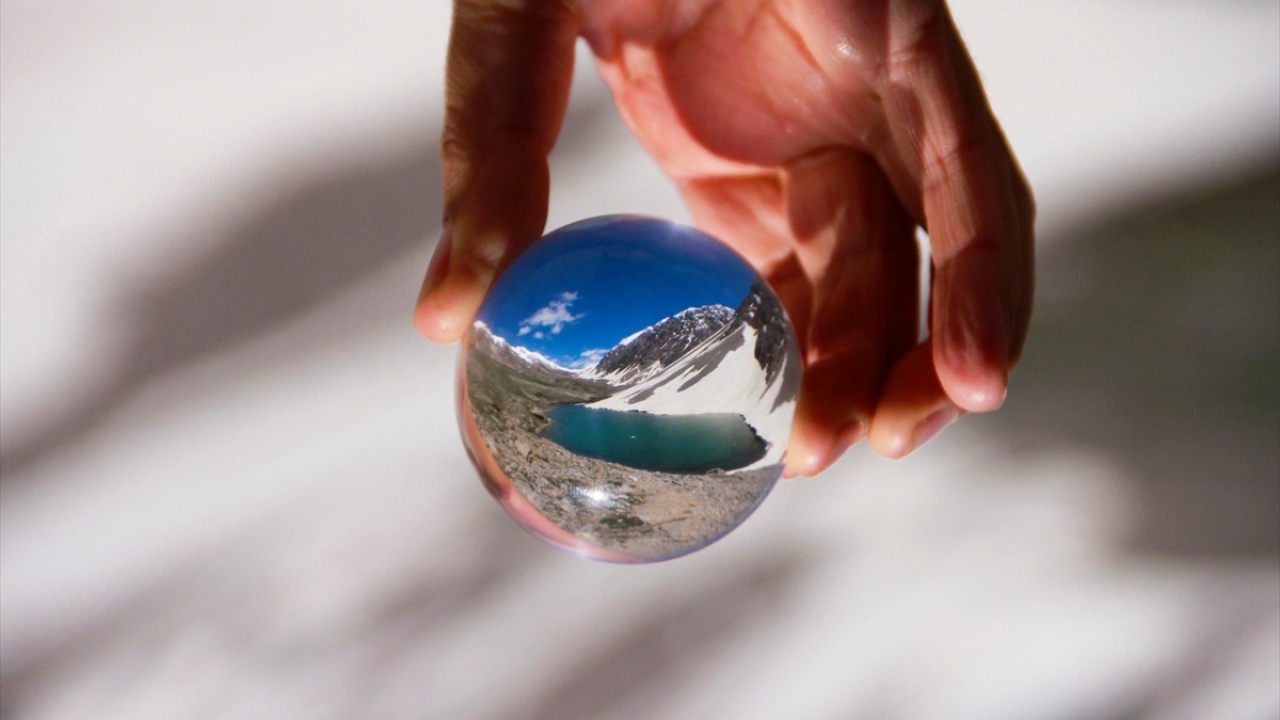 Şahverdi köyüne yaklaşık 12 kilometre uzaklıkta ve aynı rota üzerinde üç farklı noktada yer alan göller, etrafını çevreleyen yüksek dağlar arasındaki masmavi görünümleriyle doğa ve fotoğraf tutkunlarının ilgisini çekiyor. 