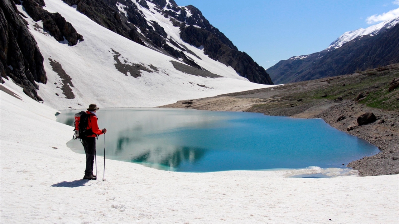 Yaban hayatı varlığı ve zengin florasının yanı sıra buzul gölleriyle de dikkati çeken ilçede, havaların iyice ısınıp doğadaki karların bir bölümünün erimesiyle ortaya çıkan Mercan Vadisi`ndeki doğa harikası buzul göller görenleri cezbediyor.