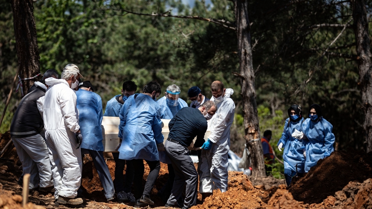 Bazı cenazelerin yakınları, mezarlıklarla anlaşmalı mezar yapıcı firmalarla görüşerek bütçelerine göre kısa sürede düzenleme yaptırabiliyor.