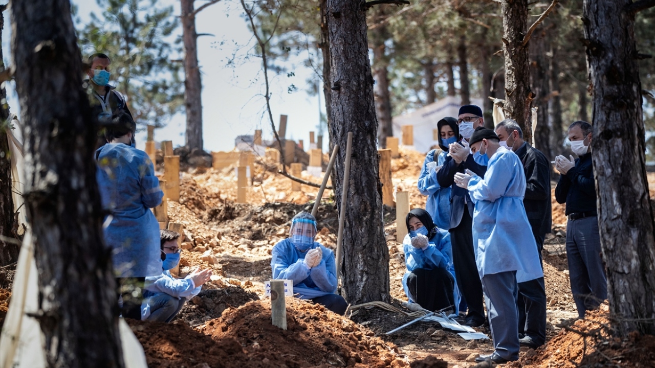 Kabirler, tabutla gömüldükleri ve ileride üzerine defin yapılması talebine karşı normalden biraz daha derin ve geniş kazılıyor.