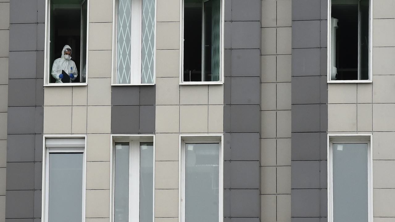 Geçen hafta, Başkent Moskova`da COVID-19 hastalarının tedavi gördüğü hastanede çıkan yangında da 1 kişi hayatını kaybetmişti.