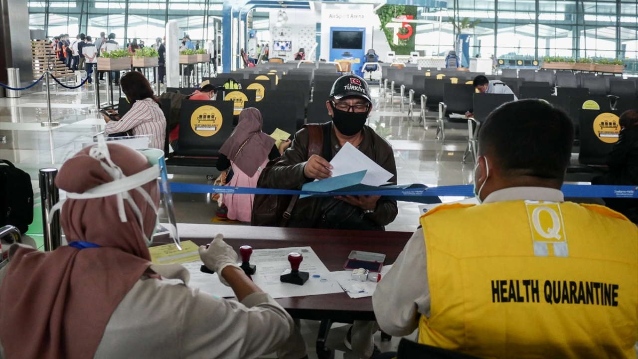 Önlemler kapsamında izin ve sağlık belgesi olan yolcuların uçuşuna izin veriliyor.