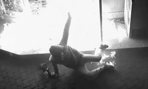 İş yerini kundaklamak isterken kendini yaktı