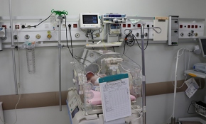 Koronavirüs, anne ve bebekleri de ayırdı