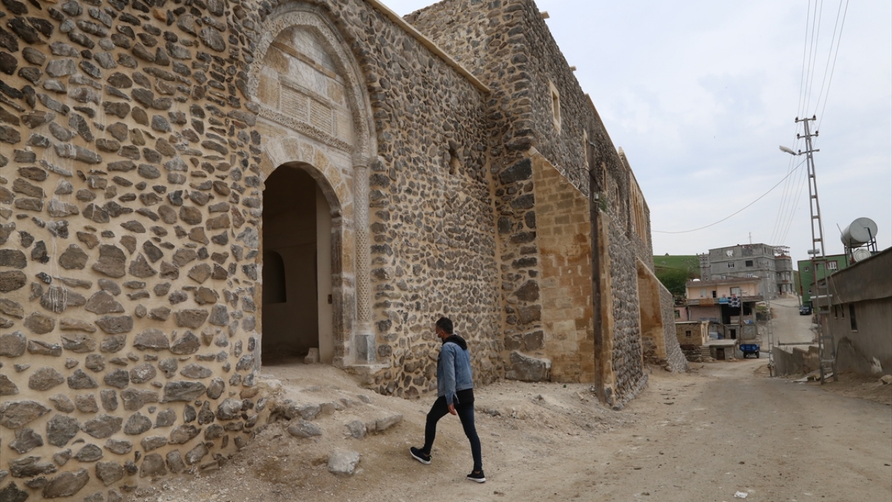 Kıra Dağı eteklerindeki Ayrancı köyünde 5. yüzyılda Süryani Hristiyanlar tarafından 2 bin 500 metrekare alan üzerinde 2 katlı olarak inşa edilen manastırın 3 etap halinde restore edilmesi planlanıyor.