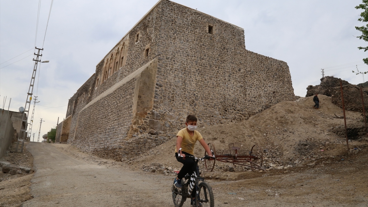Yaklaşık 1 milyon 500 bin lira harcanan restorasyonun ilk etabında manastırın giriş kapısı, güney cephesinin tamamı, mezar odası ve mezar odasının doğu cephesi ile ikinci kattaki tüm odalar yenilendi.