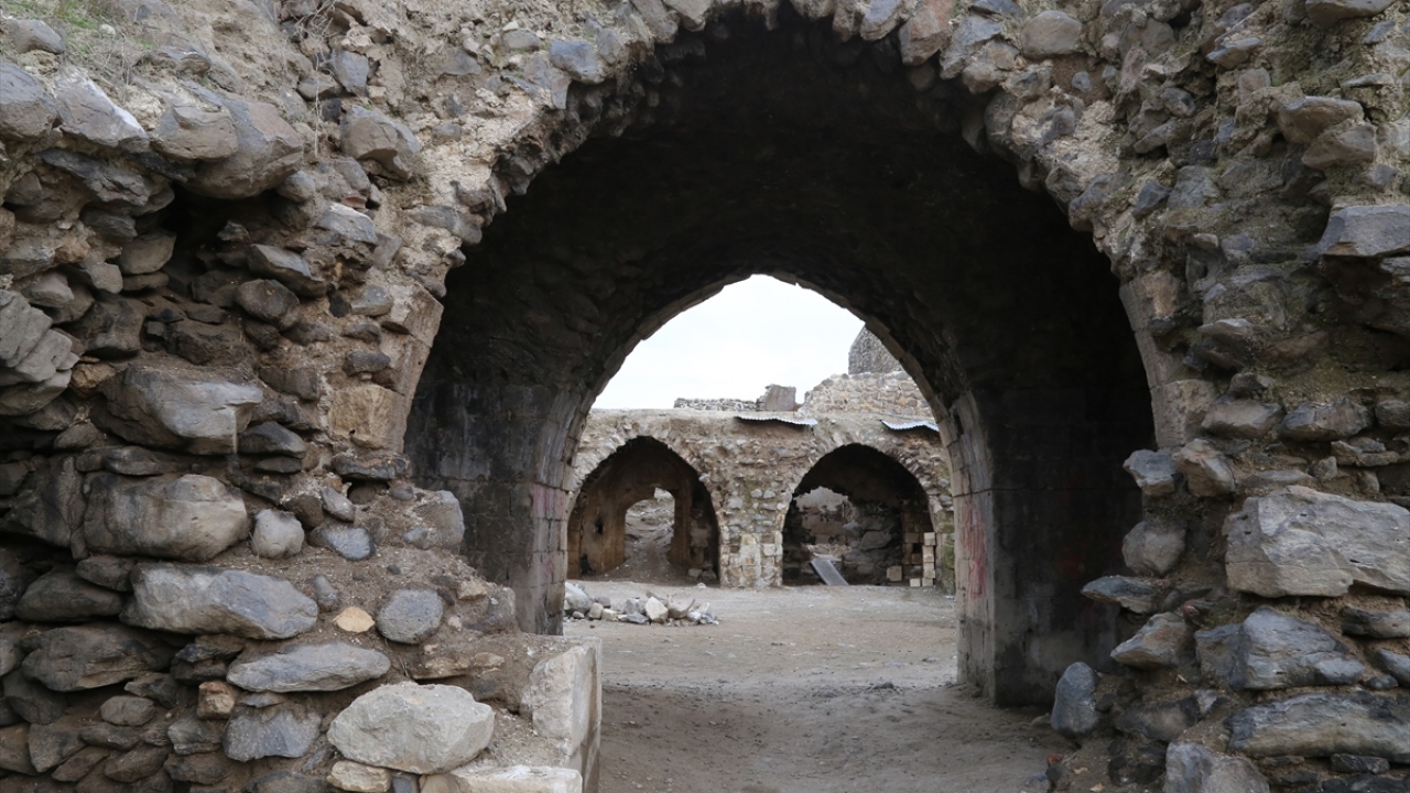 Bayramdan sonra başlayacak restorasyon çalışmalarının ikinci etabında ise çevre duvarı yapılacak, kilise ve orta avlu eski haline dönüştürülecek.