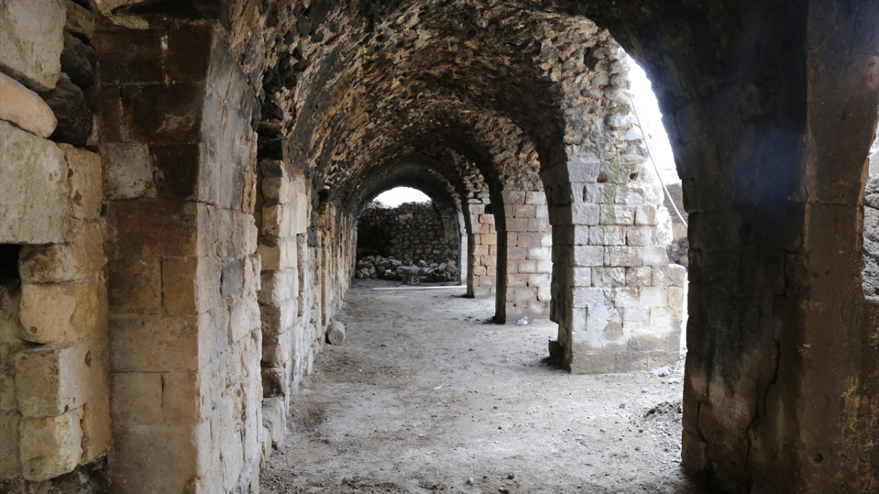Manastırın Süryani Hristiyanlar tarafından geçmiş dönemlerde önemli bir inanç merkezi olarak kullanıldığını belirten Aşçı, yaklaşık 9 ay önce başlanan restorasyonun ilk etabının tamamlandığını dile getirdi.