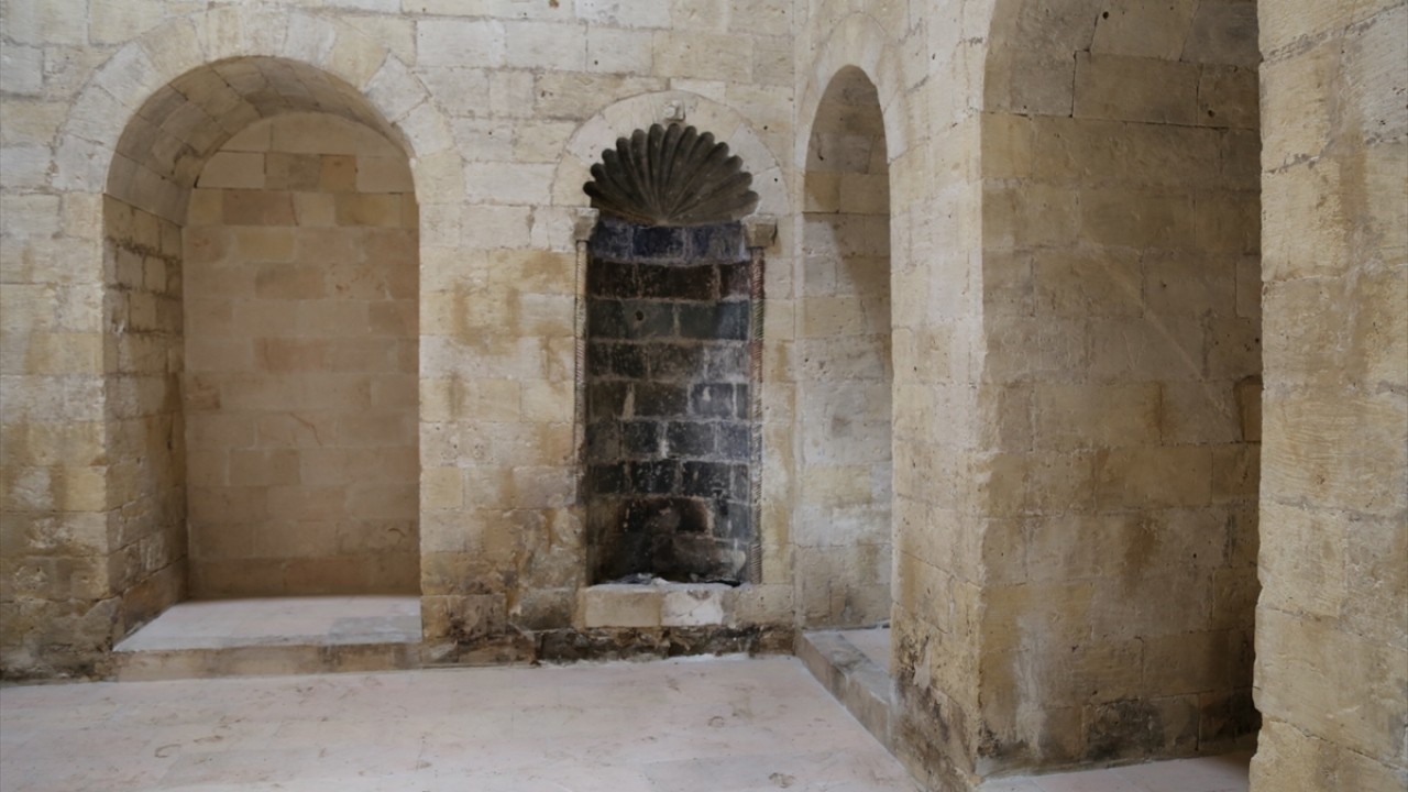 Aşçı, bu kapsamda güney duvarı, iç güney ve mezar ile rahip odalarının onarıldığını dile getirdi.