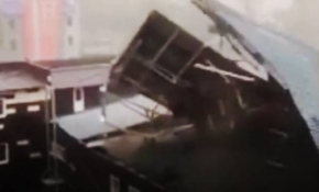 Rusya'daki fırtınada çok sayıda evin çatısı uçtu