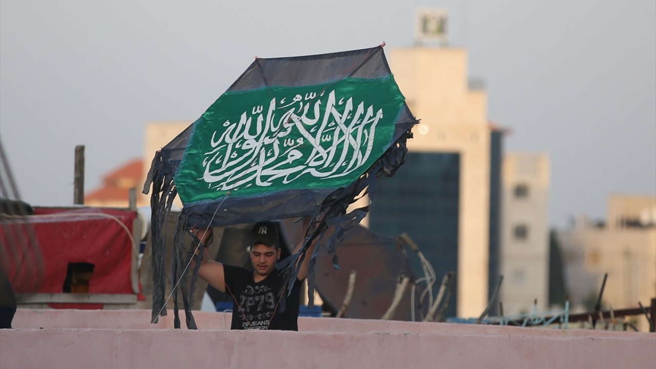 Aileleriyle evlerinin çatı ve damlarına çıkarak uçurtma uçuran Filistinli çocuklar aynı zamanda birbirleriyle de uçurtma yarışı yapıyor.