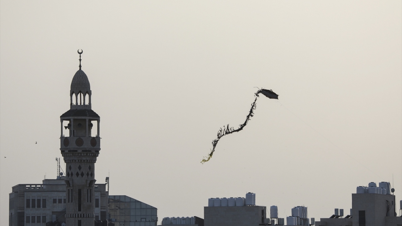 Mülteci kampının semalarını renklendiren uçurtmalar, evlerinde kalan Filistinli çocuklar için moral kaynağı oluyor.