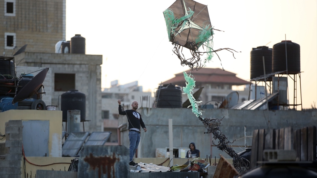 Çocuklar uçurtmalarını yarıştırıyor