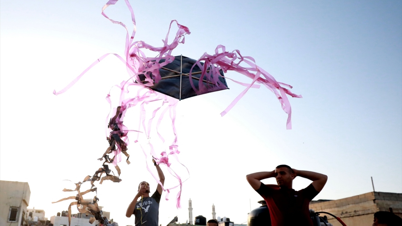 Uçurtma ustası Muhammed Ebu Avde, bu günlerde çocukların tek eğlencesi haline gelen uçurtmaların büyük rağbet gördüğünü belirtti.
