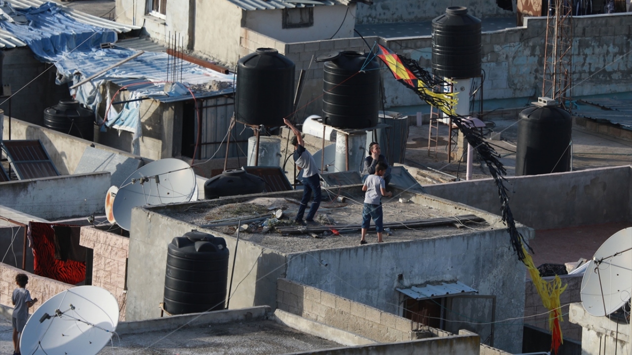 Mülteci kampında yaşayan 13 yaşındaki İbrahim Riyad, her gün en az iki saatini uçurtma uçurarak geçirdiğini anlattı.