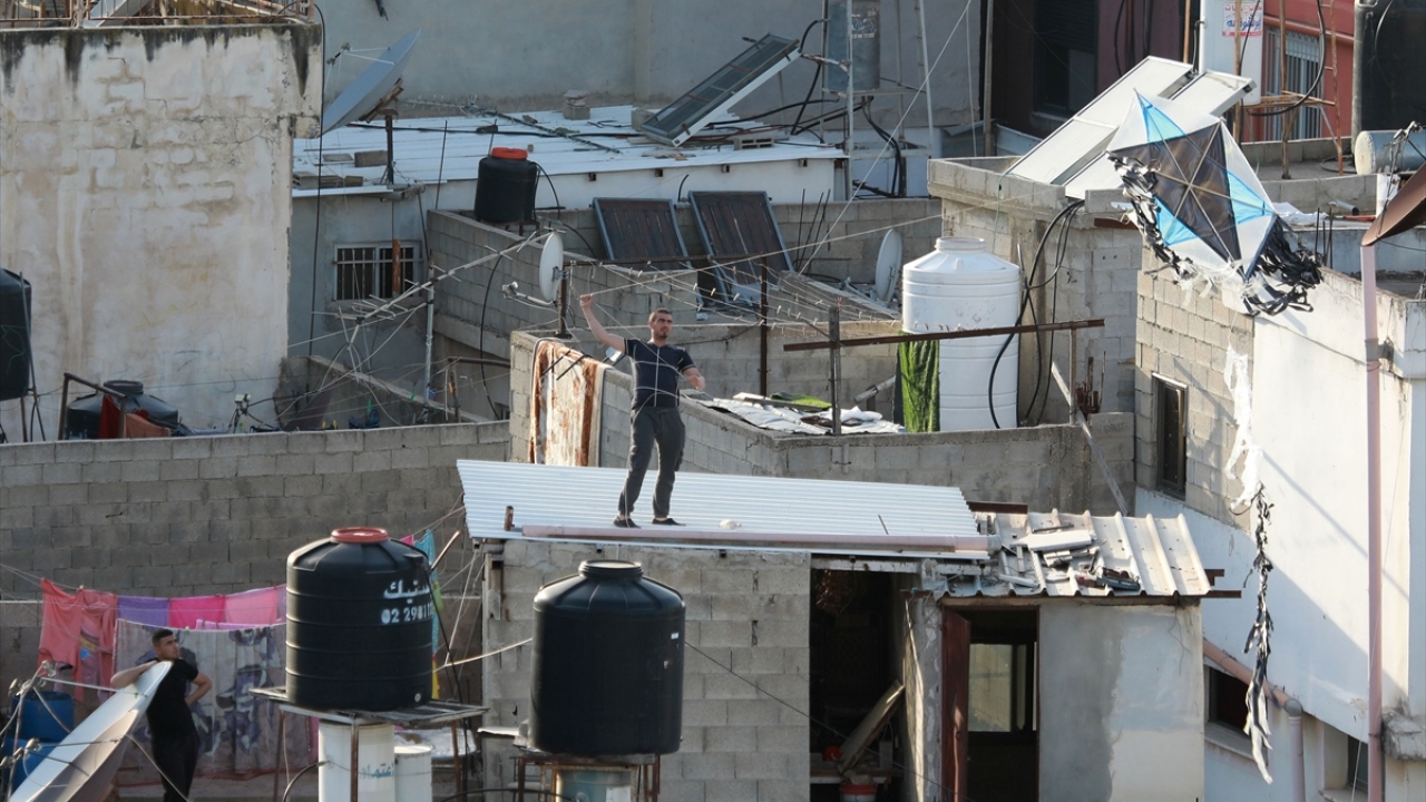 Çocuklarıyla birlikte evlerinin çatısında uçurtma uçuran 30 yaşındaki İbrahim Muhammed de son zamanlarda alecek yapabildikleri en eğlenceli etkinliğin bu olduğunu söyledi.