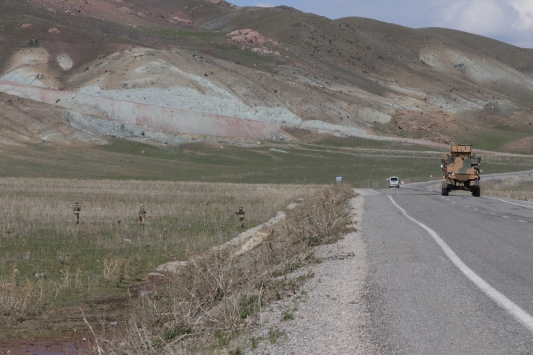 Van'da Vefa Sosyal Destek Grubu'na uzun namlulu silahlarla saldırı