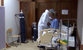 Hasta bakıcılar ve temizlik görevlileri COVID-19 ile mücadelede ön cephede