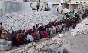 Suriye'de enkaz arasında toplu iftar
