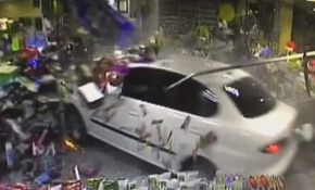 İstanbul'da lastiği patlayan otomobil benzinlikteki markete girdi