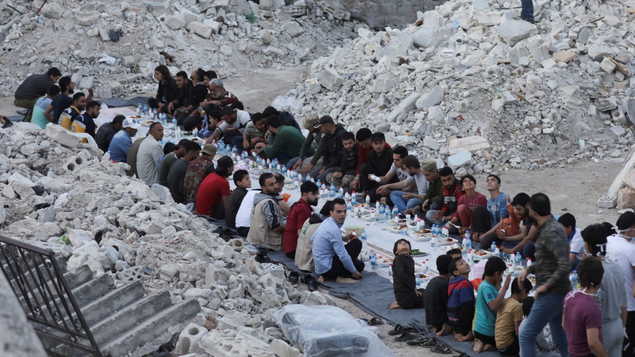 Zira bu bölgeler, geçen aylarda rejimin düzenlediği şiddetli bombardımanın etkisiyle büyük bir göç dalgasına sahne oldu.
