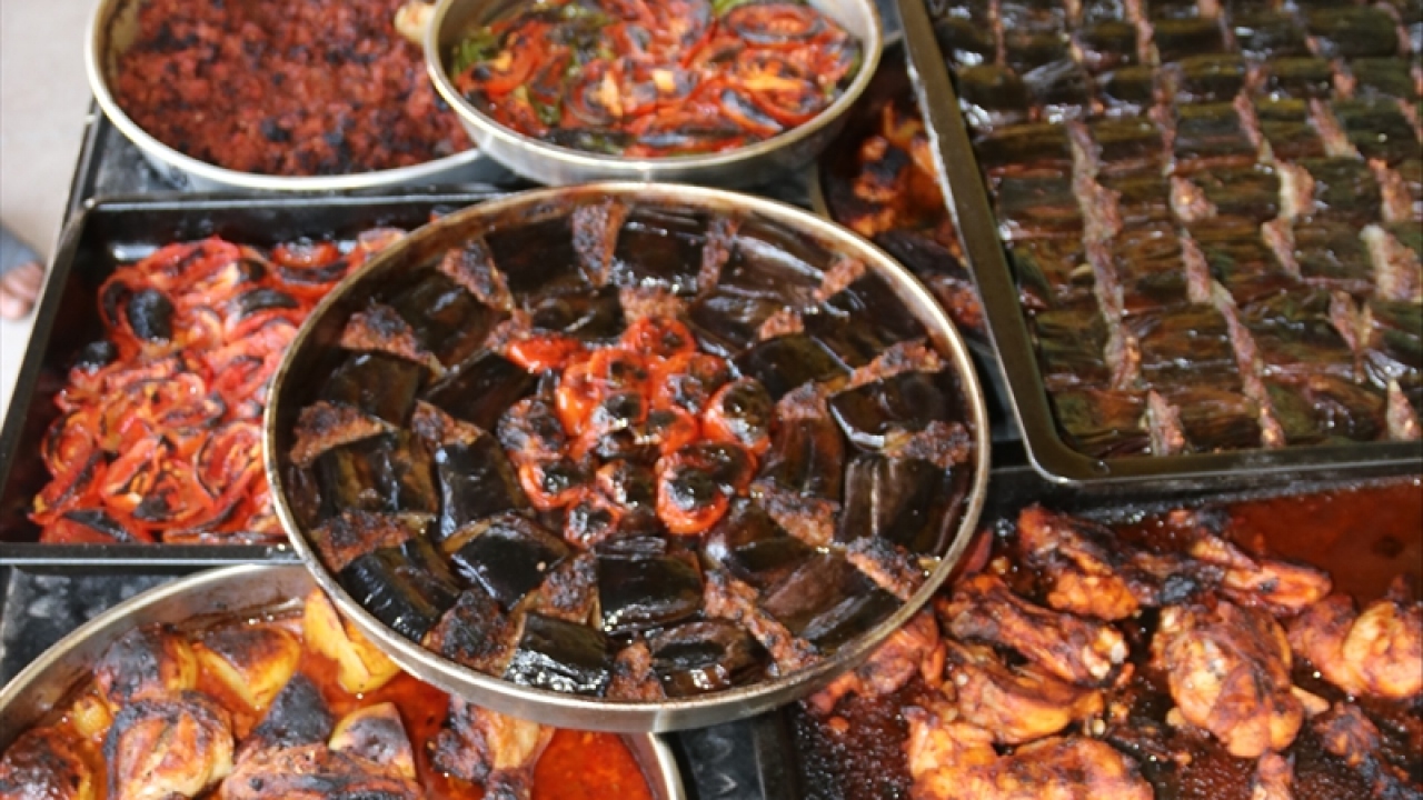 Tepsi yemekleri ve lahmacun Şanlıurfa mutfağının vazgeçilmezleri arasında