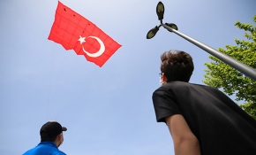 Pendik'te 19 Mayıs, dev Türk bayrağı desenli uçurtma uçurarak kutlandı