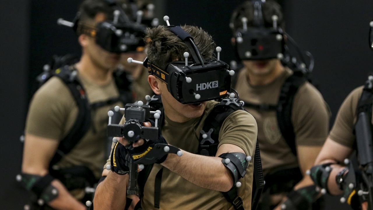 Yaklaşık 500 metrekarelik kapalı bir alanda bilgisayar kontrollü giyilebilir teknoloji kullanılan eğitim merkezinde, özel harekat polisleri basın mensupları için sanal operasyon gerçekleştirdi.