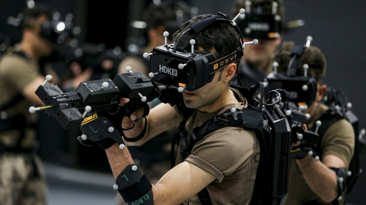 Senaryo gereği bir binaya operasyon düzenleyen ekipler, içerde terörist gibi davranan meslektaşları ile çatışmaya girerek tek tek etkisiz hale getirdi.