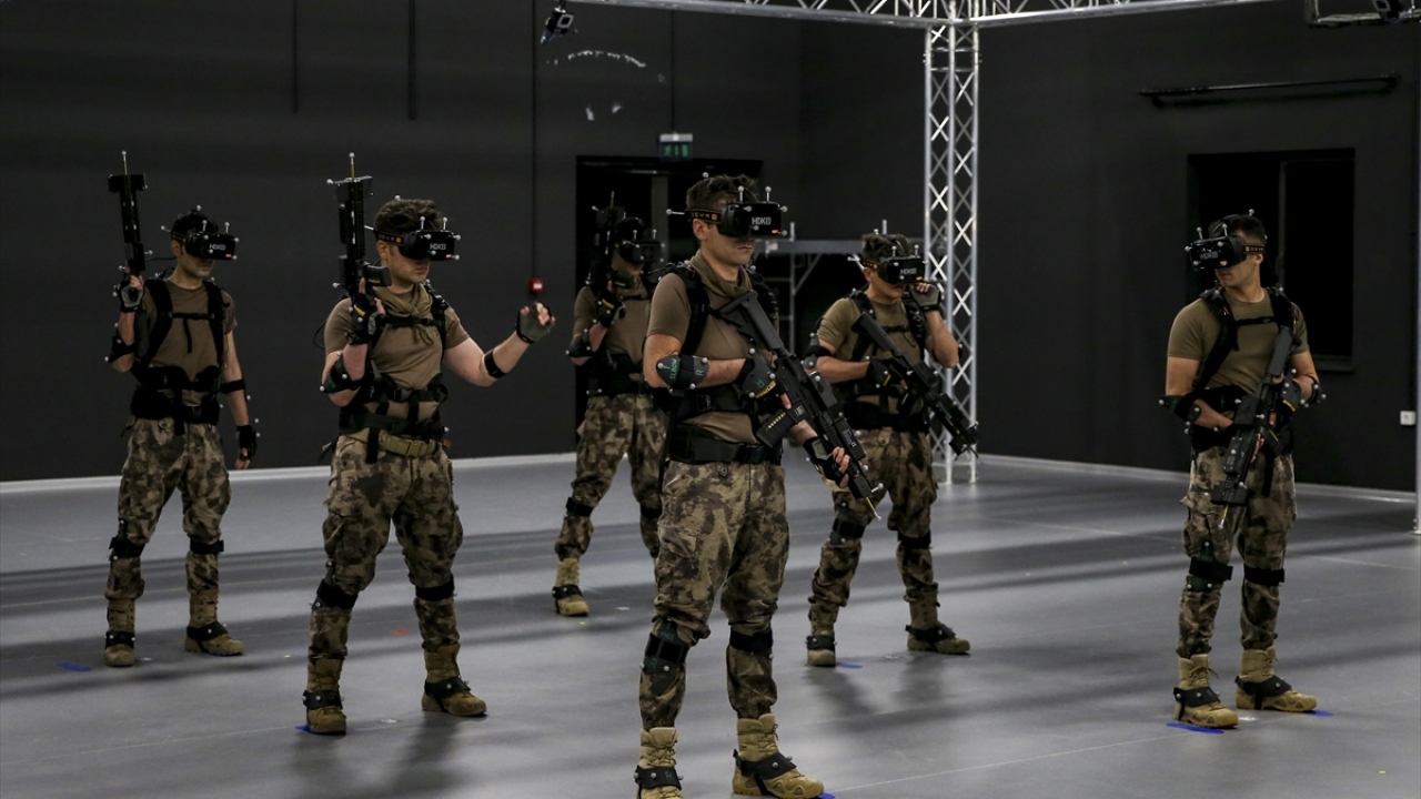 Kullanılan teknoloji ve eğitim faaliyetleri hakkında bilgi veren Komiser Hulusi Demir, eğitime katılan personele yönelik aksiyon veren bir yapay zeka kullandıklarını anlattı.