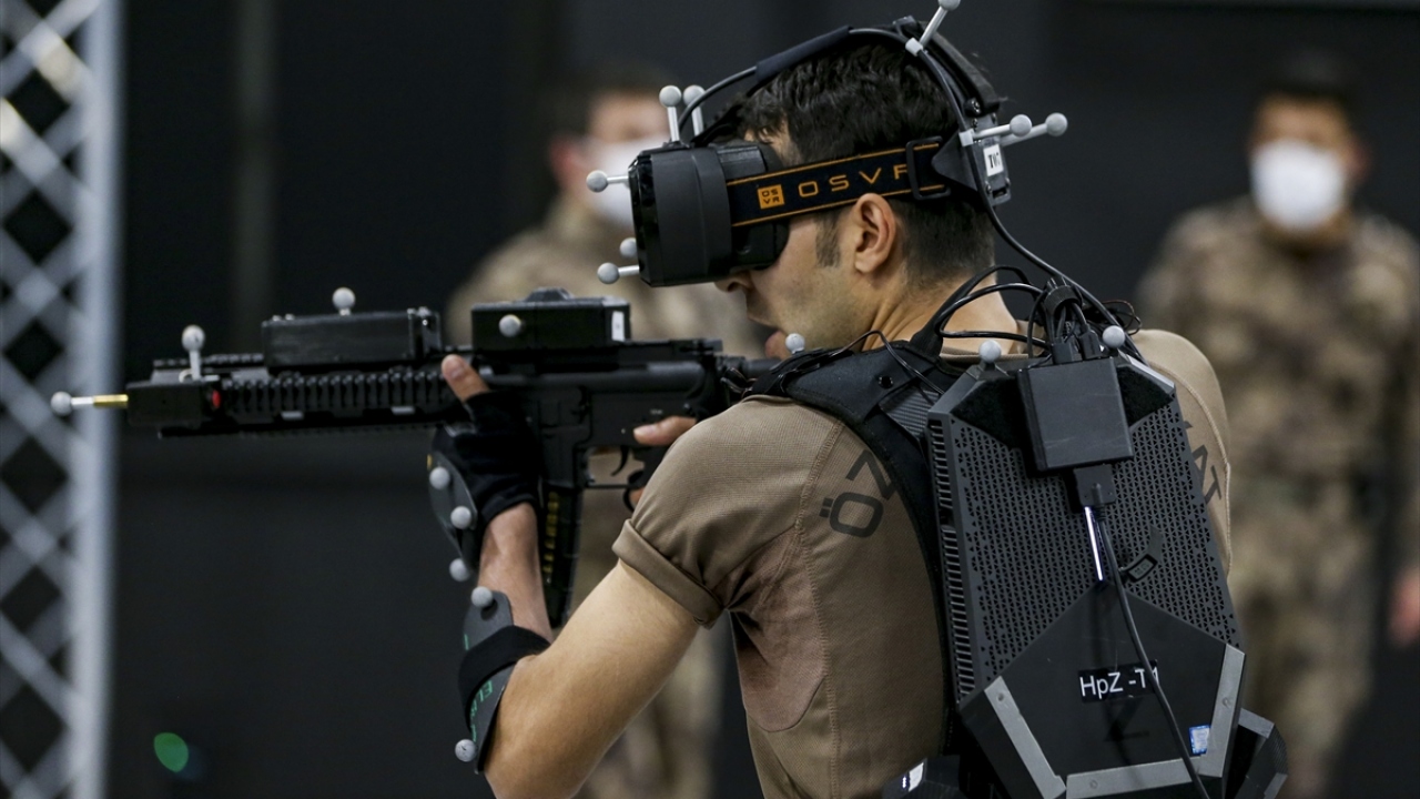 Özel kameralar ile çekilen her ortamın eğitimde kullanılabildiğini ifade eden Demir, böylece personelin önceden gidip görmediği bir binadaki operasyonu tecrübe edebildiğini söyledi.