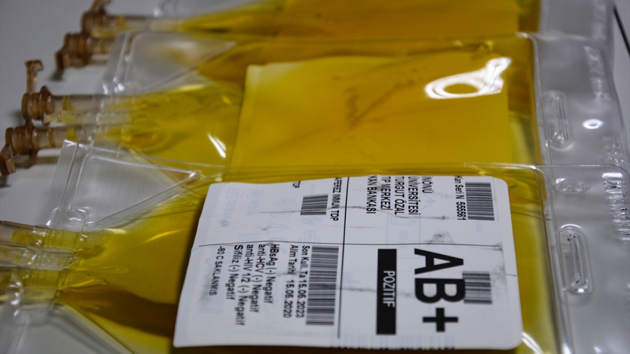 Kızılay, koronavirüsü yenen hastane çalışanından alınan plazmanın cihazda tedavi için hazırlandığını bildirdi.